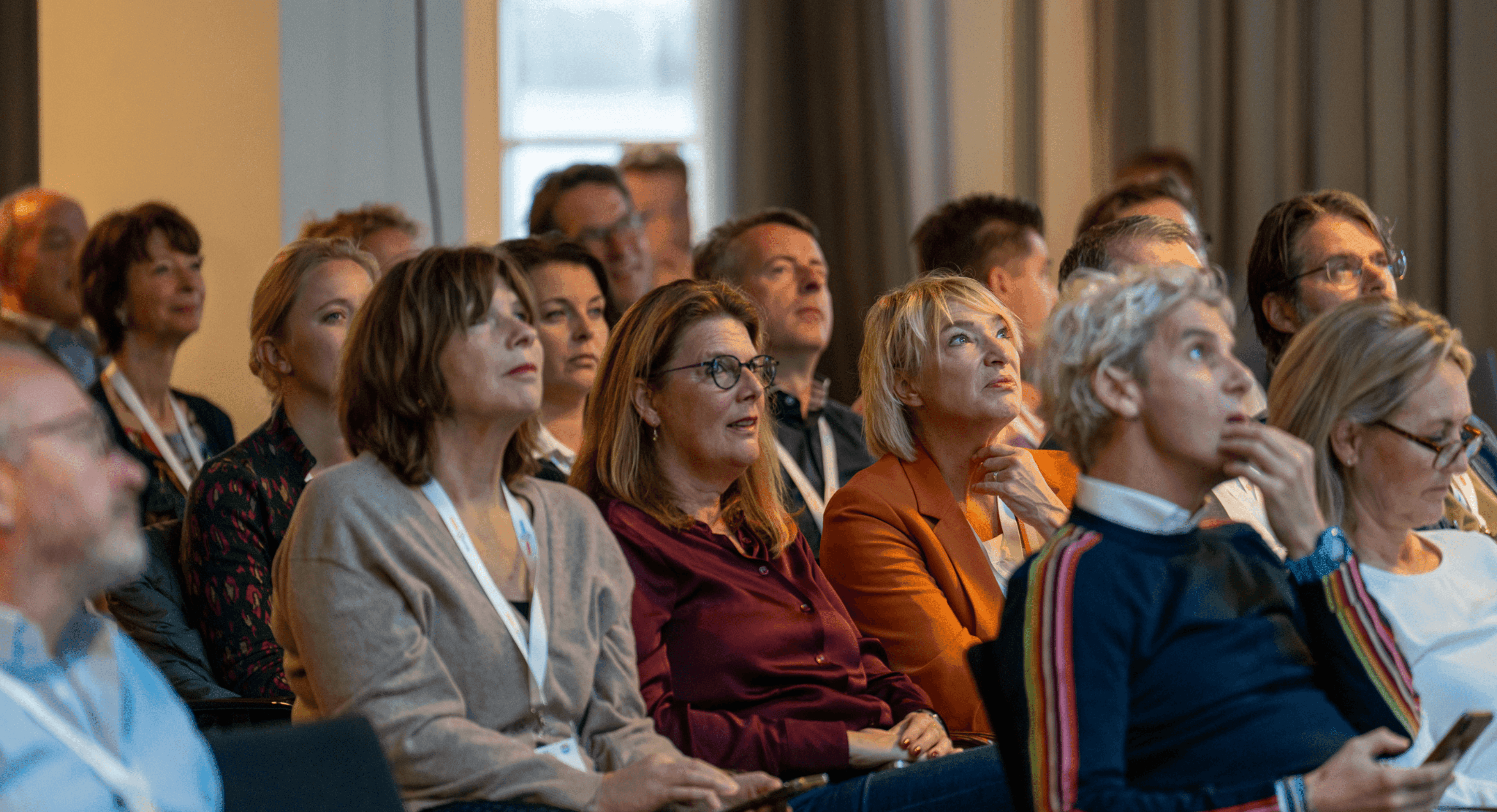 Header nieuwsbericht congreszaal met mensen (2).png