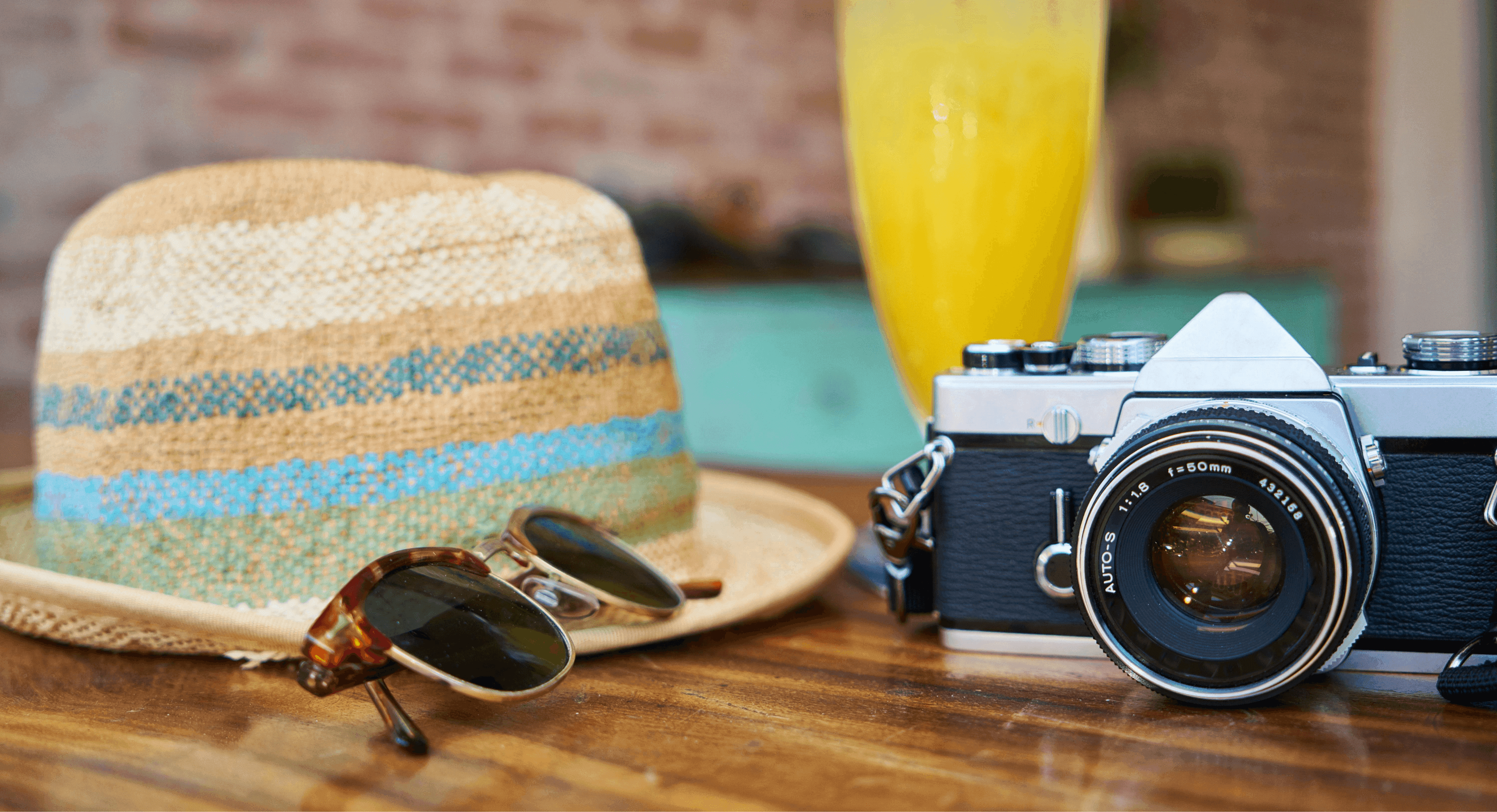 Header nieuwsbericht hoed camera en zonnebril.png