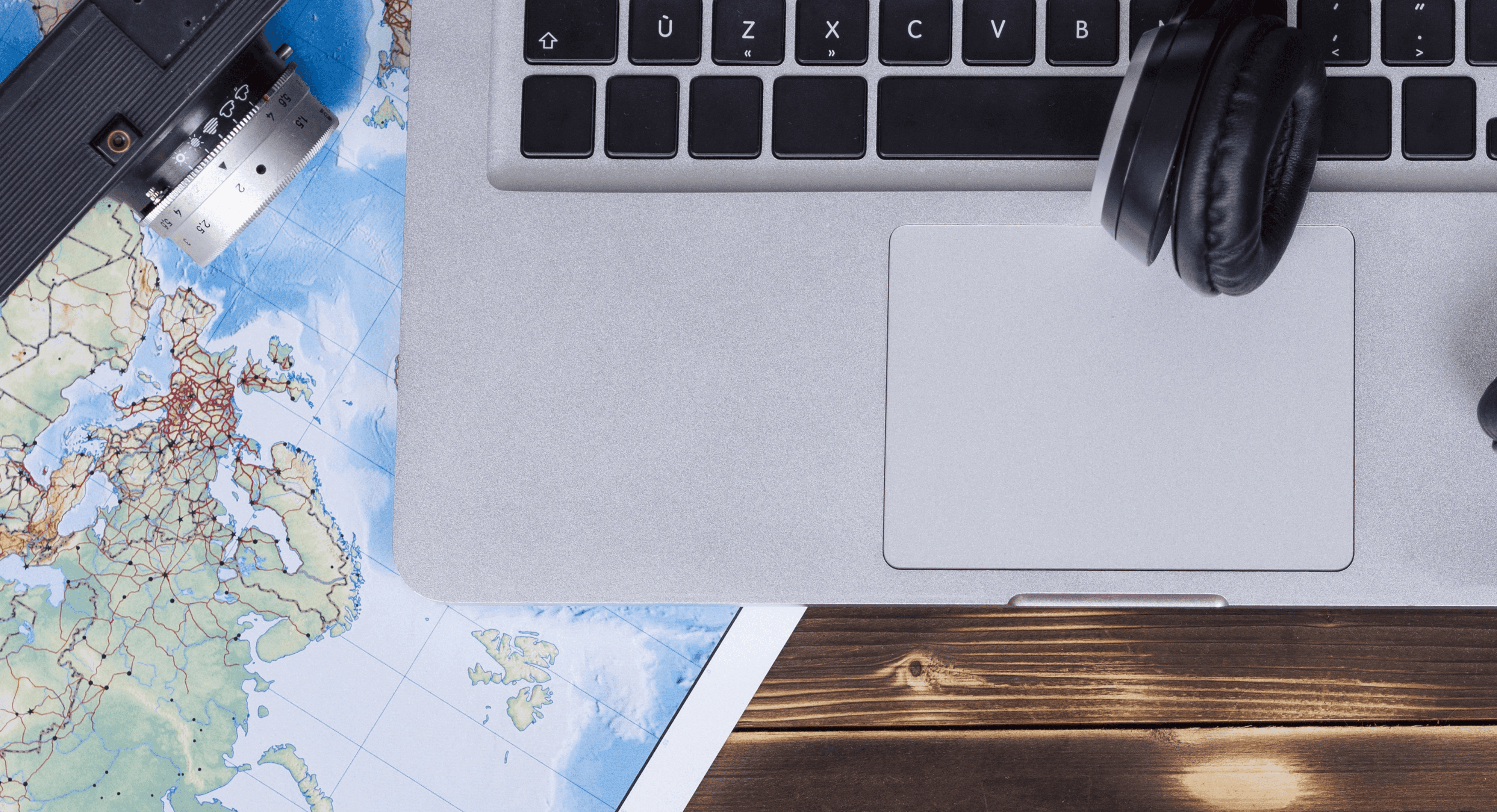 Header nieuwsbericht laptop op wereldkaart.png