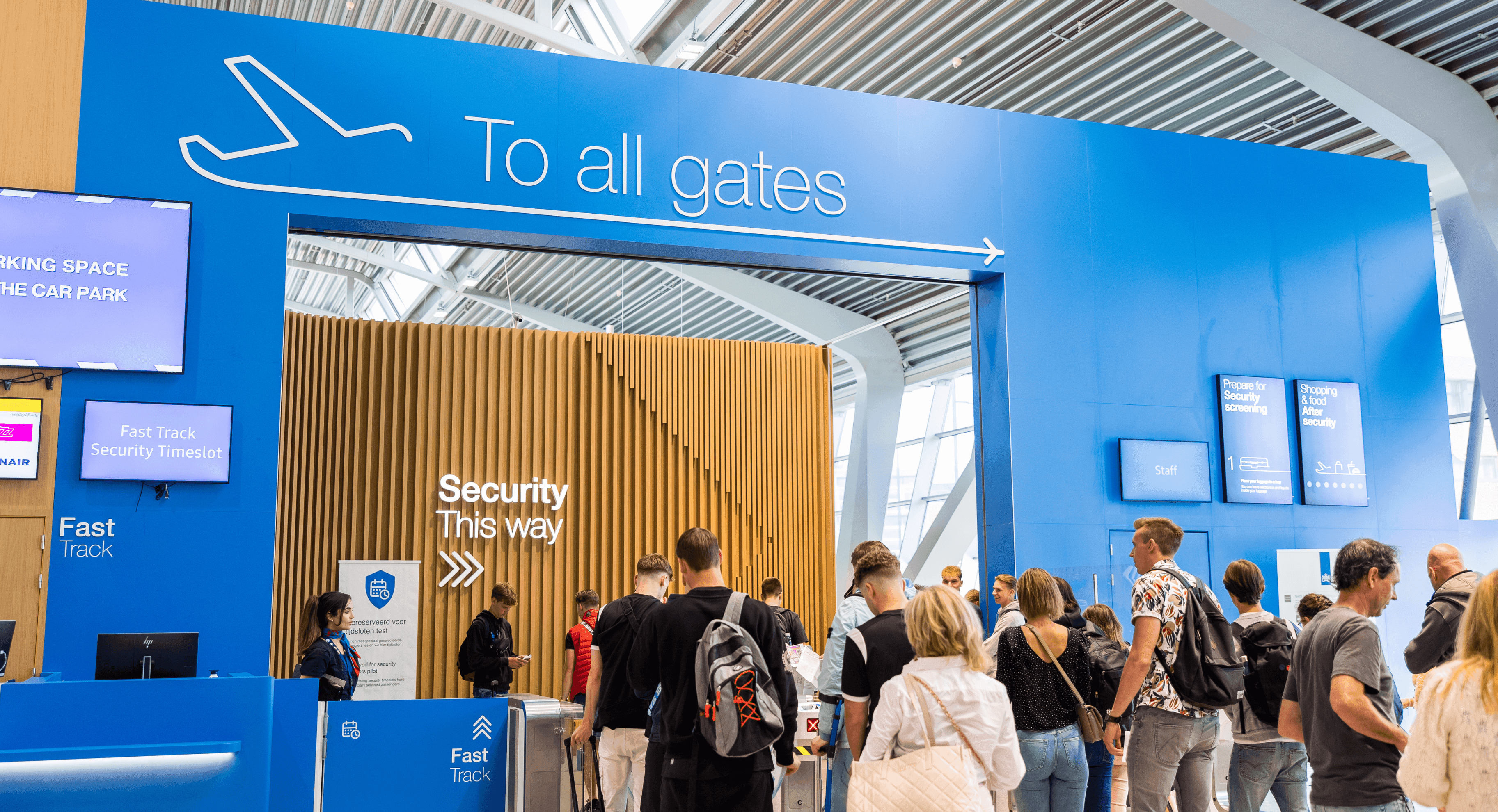 Header nieuwsbericht mensen in de rij naar de gates EIN.png