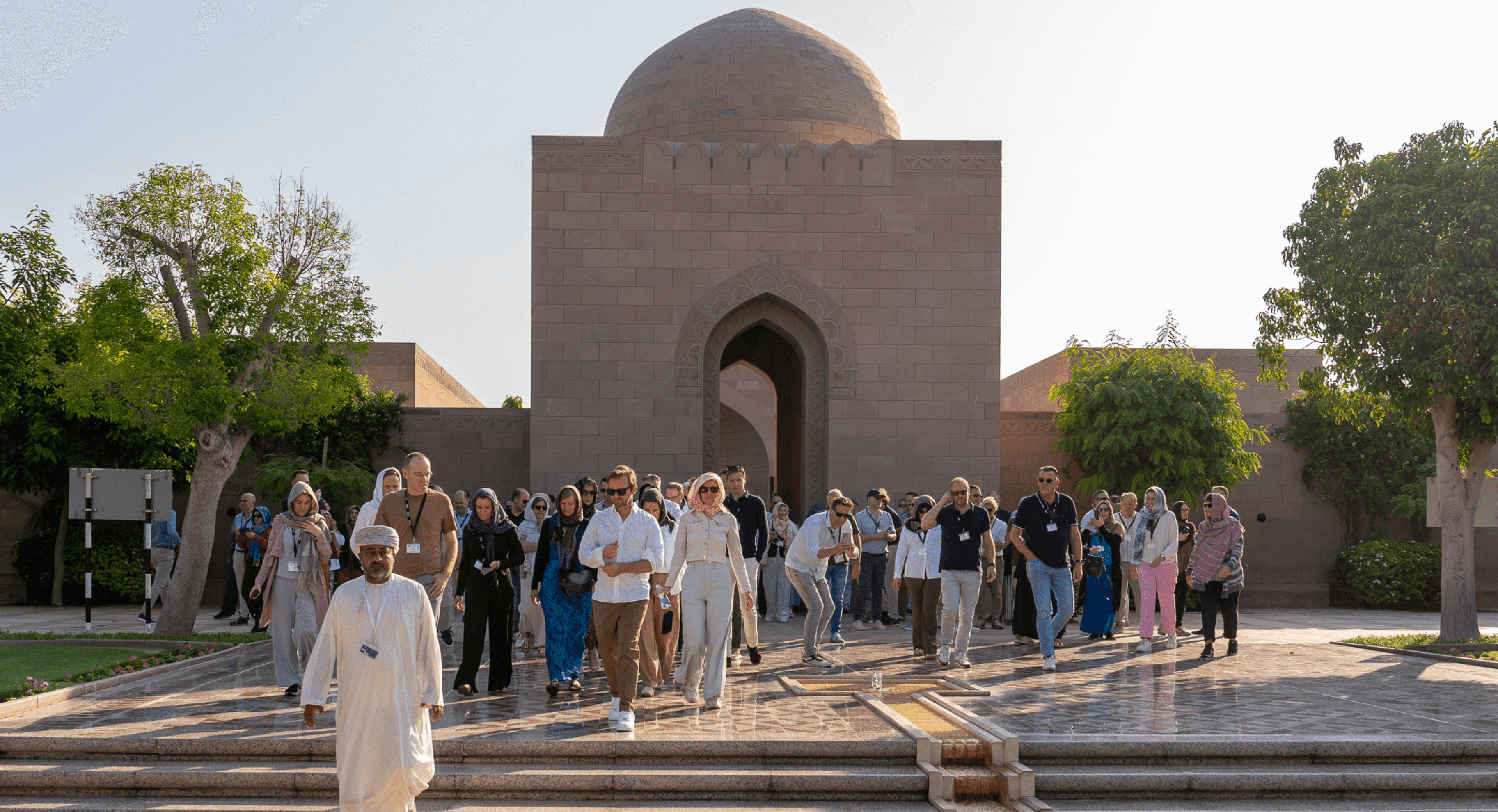 Header nieuwsbericht mensen voor typisch gebouw in Oman.png