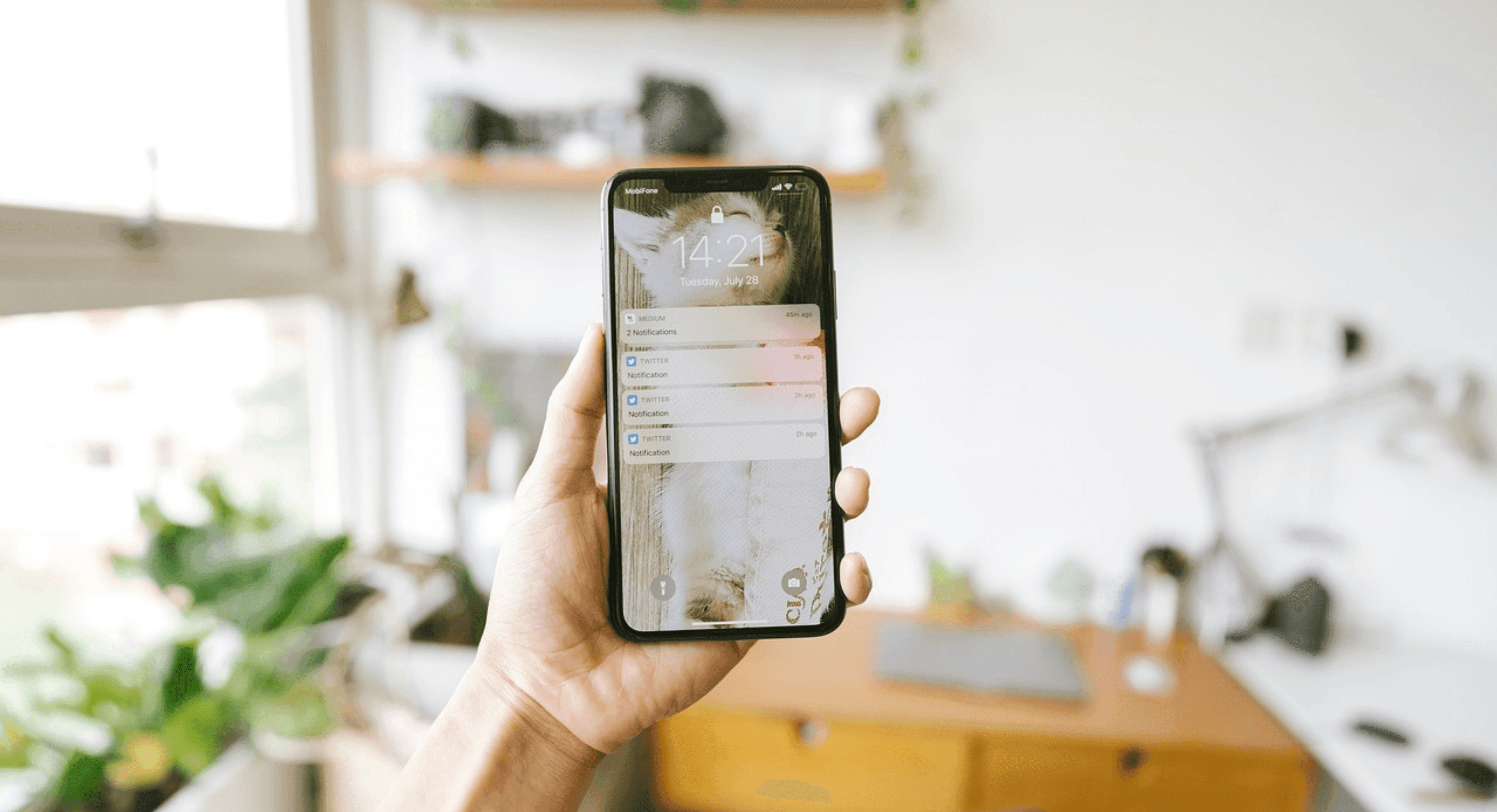 Header nieuwsbericht persoon houdt telefoon in hand.png