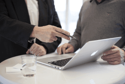 Met pen wijzend naar laptop