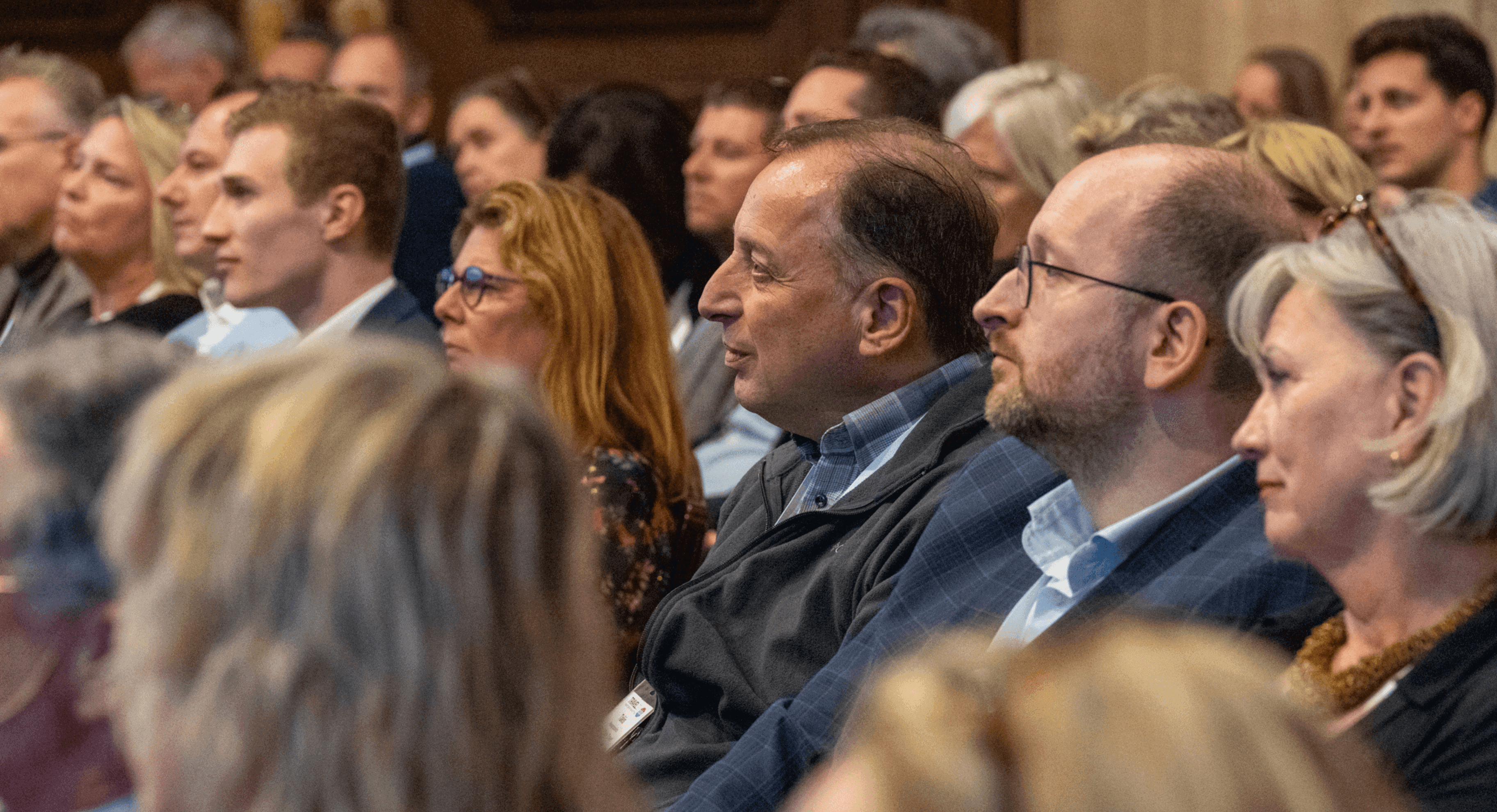 Header nieuwsbericht congreszaal met mensen.png