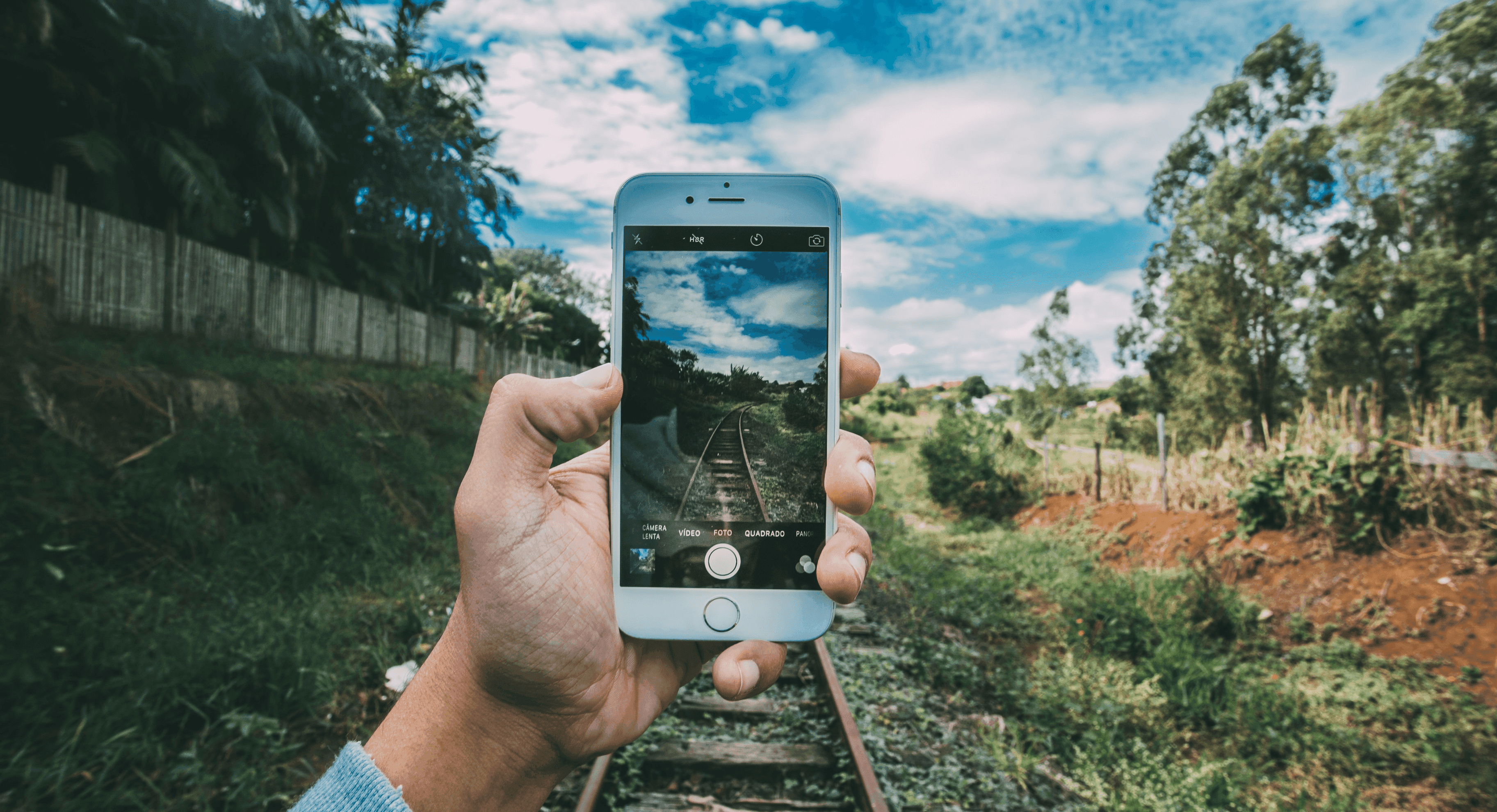 Header nieuwsbericht iemand maakt met een telefoon een foto van het spoor.png