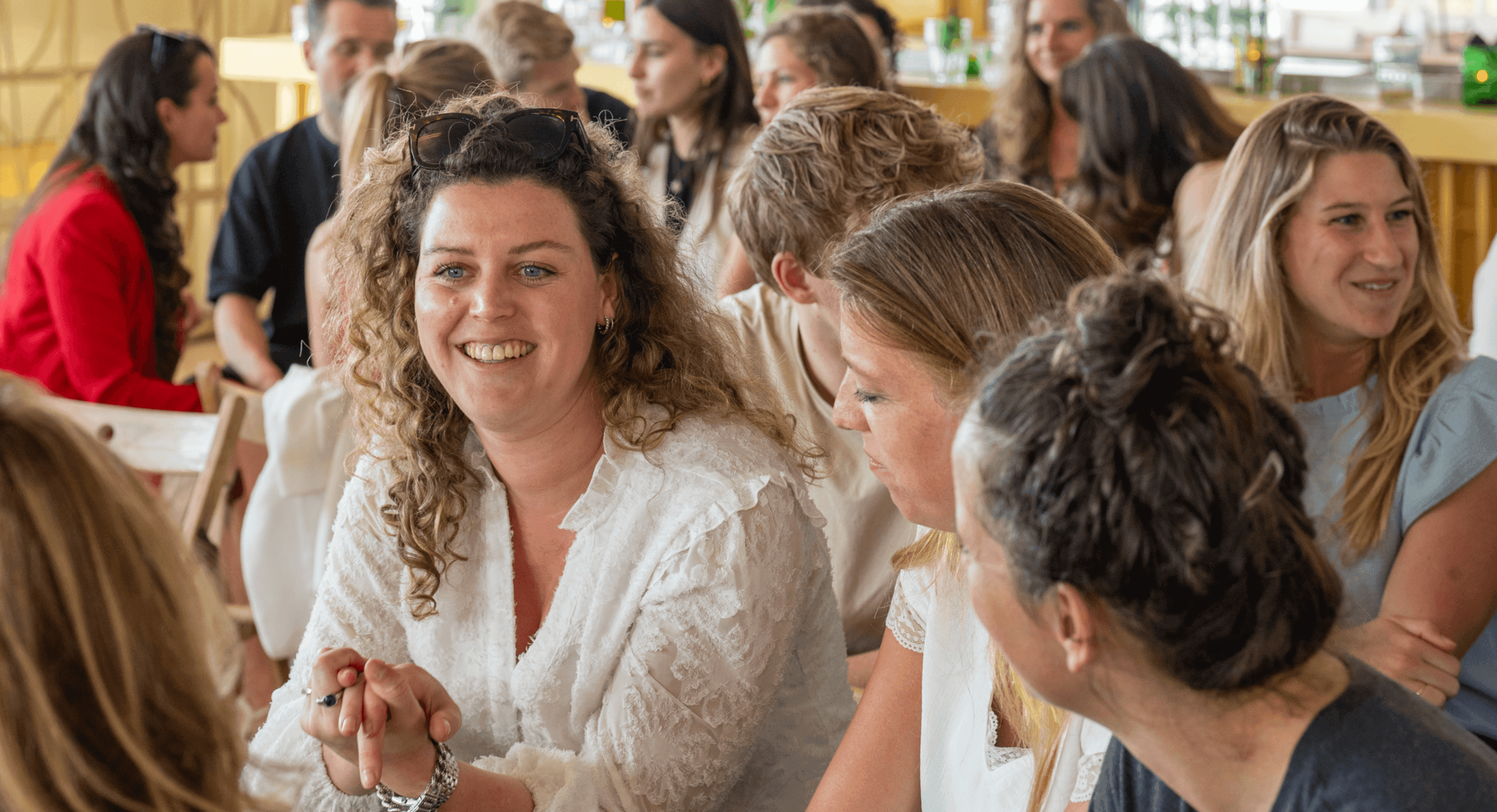 Header nieuwsbericht mensen in congreszaal Young ANVR (2).png