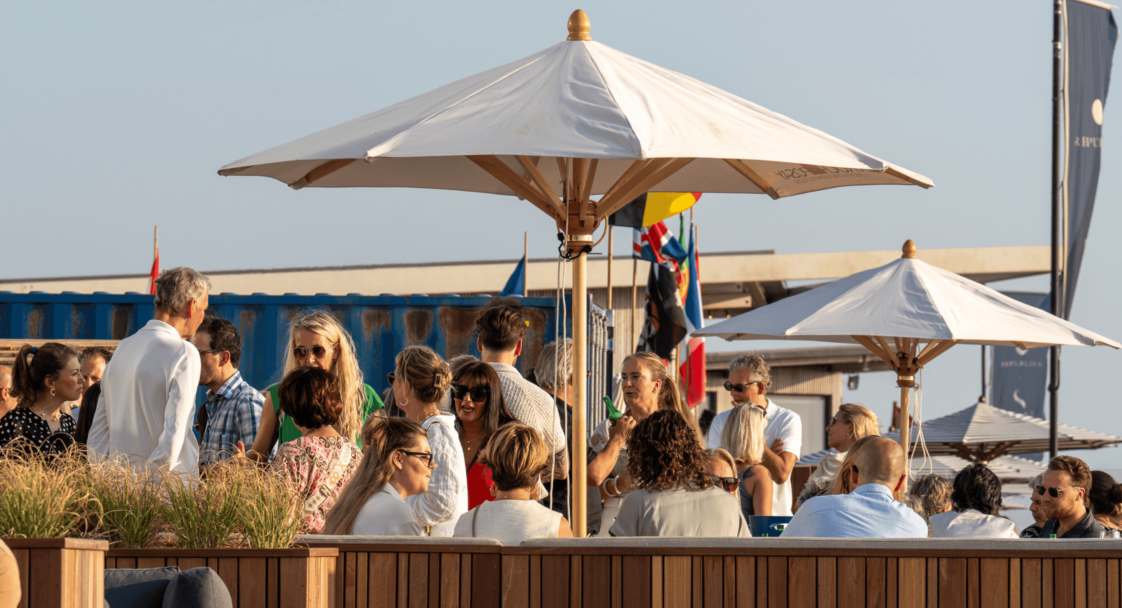 Header nieuwsbericht mensen in de zon op het terras BBQ (2).png