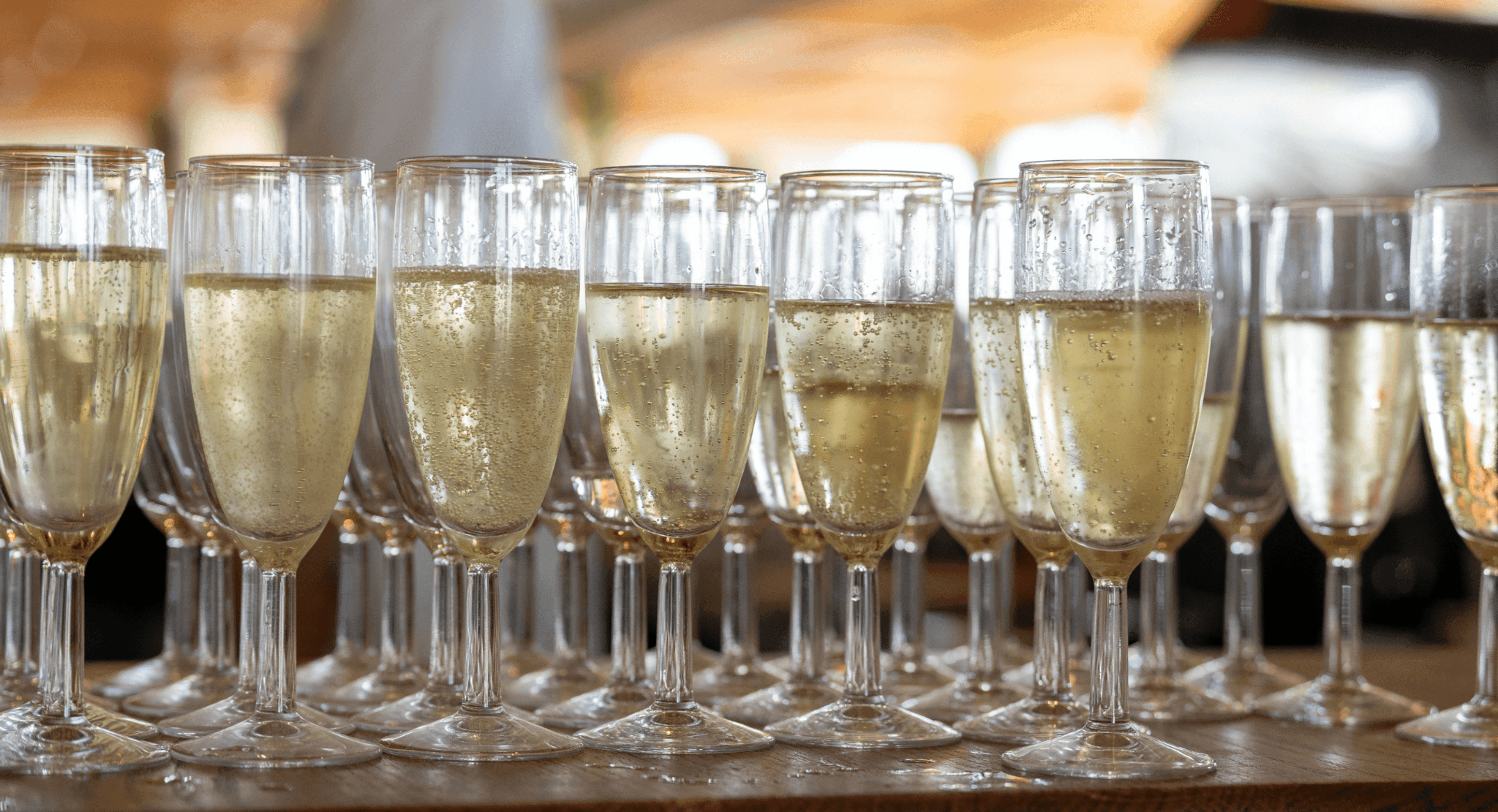 Header nieuwsbericht volle glazen champagne.png