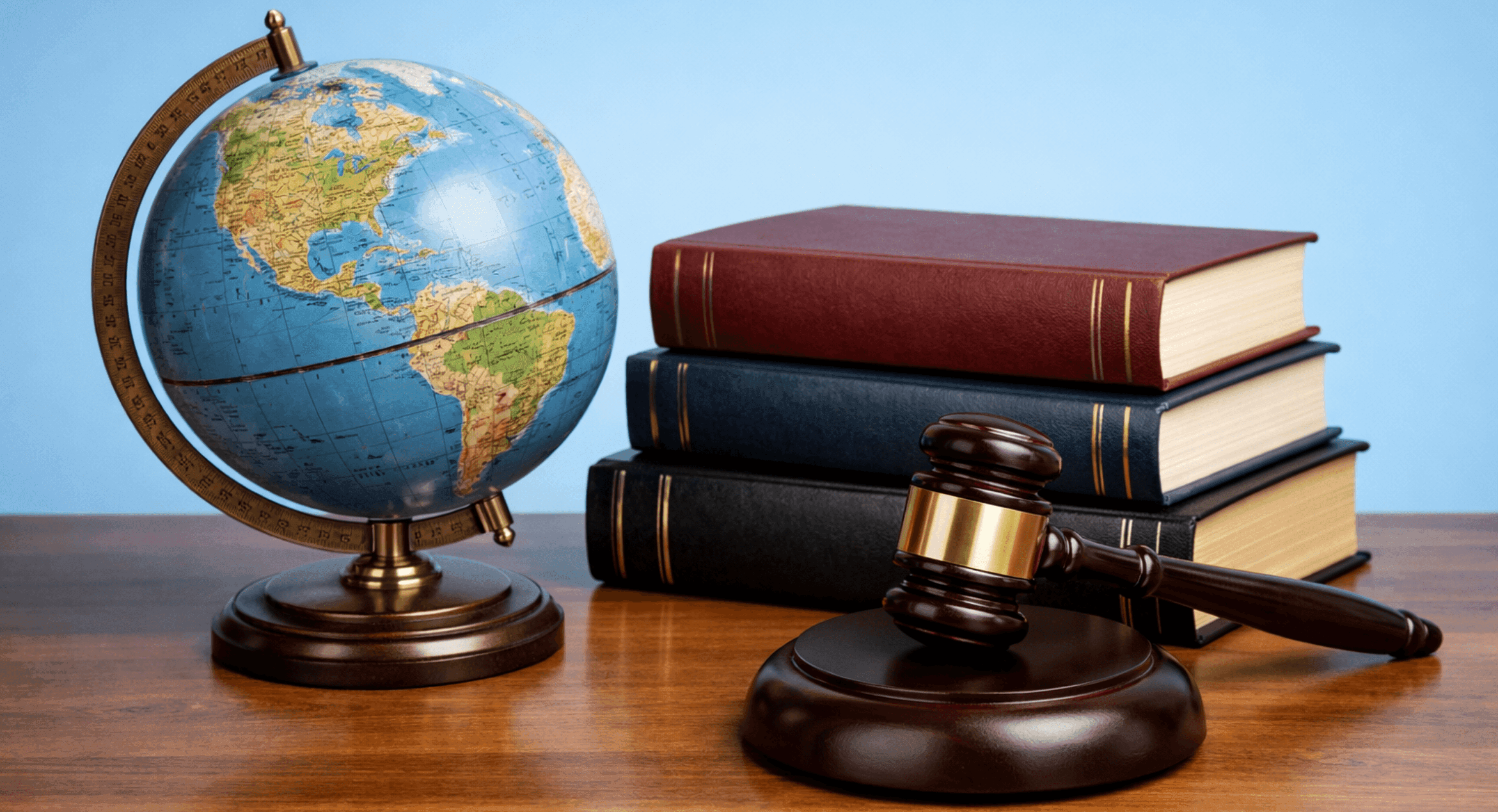 Header nieuwsbericht wereldbol met rechtershamer en wetboeken.png